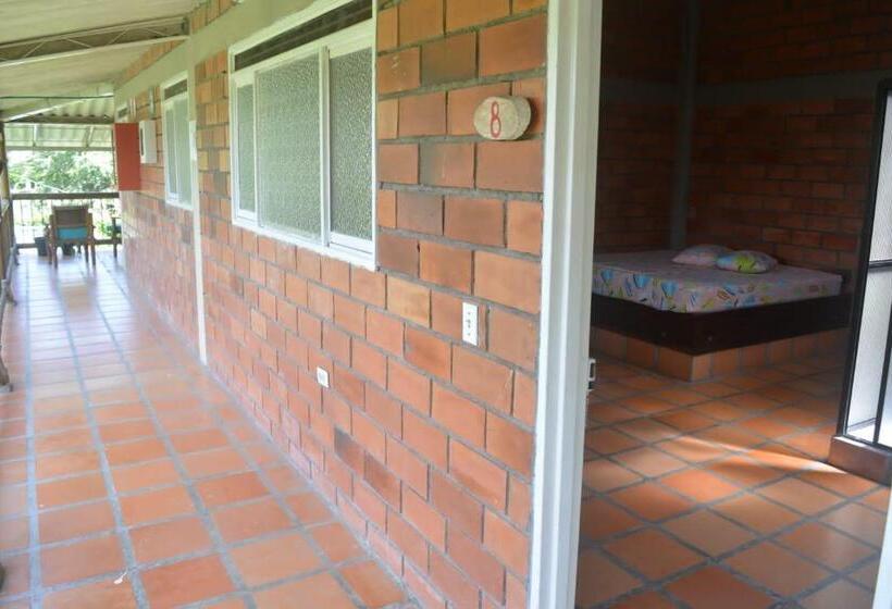 חדר משפחתי, La Granjita Santagueda