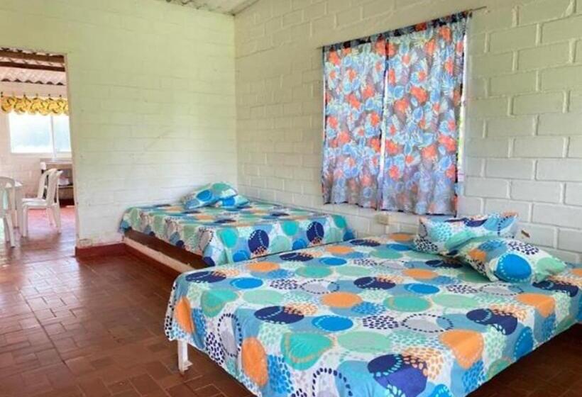 דירת שלושה חדרים, La Granjita Santagueda