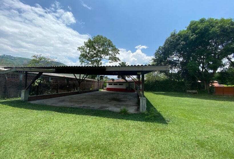 דירת חדר, La Granjita Santagueda