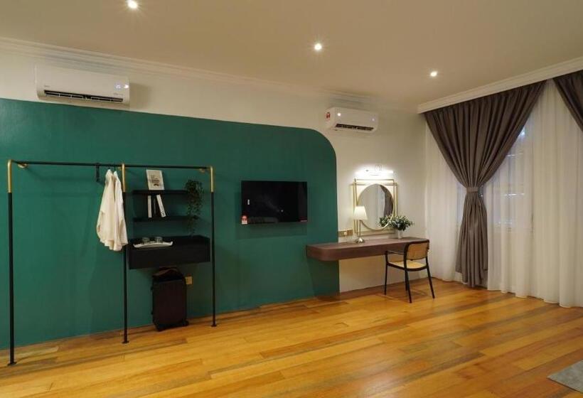 غرفة عائلية, Kimberley Boutique