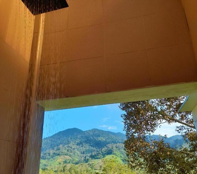 בקתת חדר, The Hill