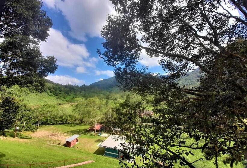 בקתת חדר, The Hill