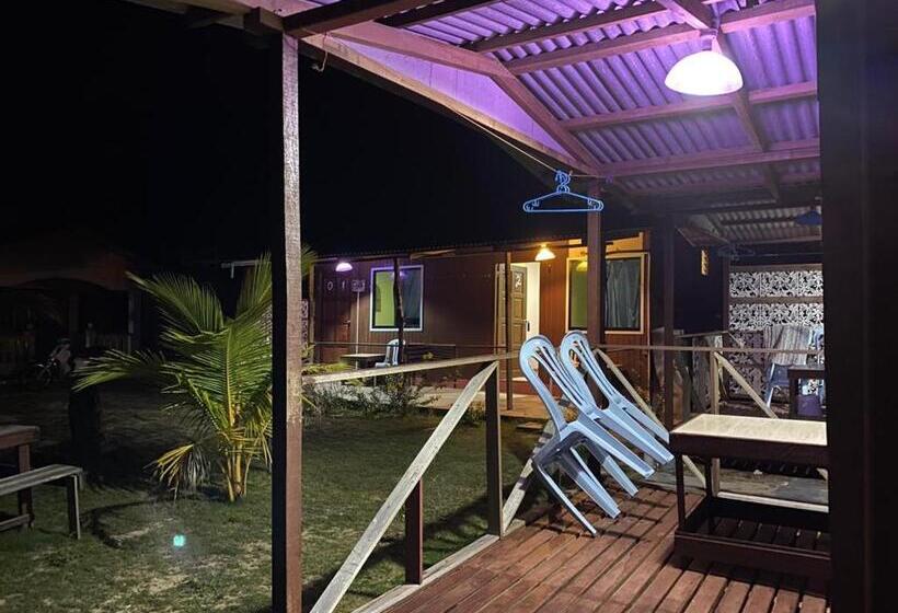 غرفة عائلية مطلّة علي البحر, Juara Seaview Chalet, Kampung Juara