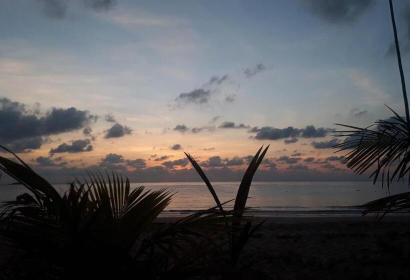 غرفة قياسية مطلّة علي البحر مزوَّدة بشُرفة, Juara Seaview Chalet, Kampung Juara