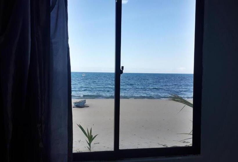 غرفة قياسية مطلّة علي البحر مزوَّدة بشُرفة, Juara Seaview Chalet, Kampung Juara