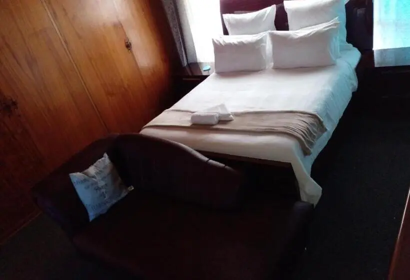 キングサイズベッドのデラックスルーム, Revival Guest House