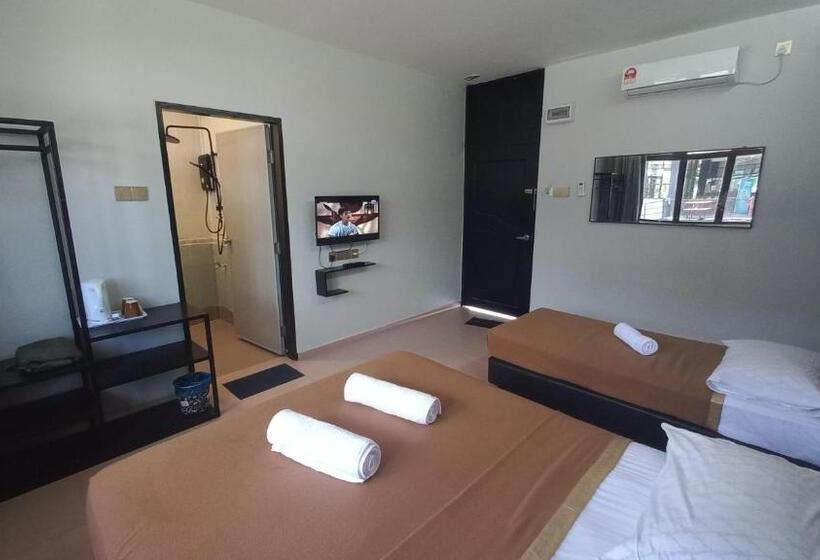 Трехместный Номер Стандарт Вид на Бассейн, Dlayaran Hotel & Cafe