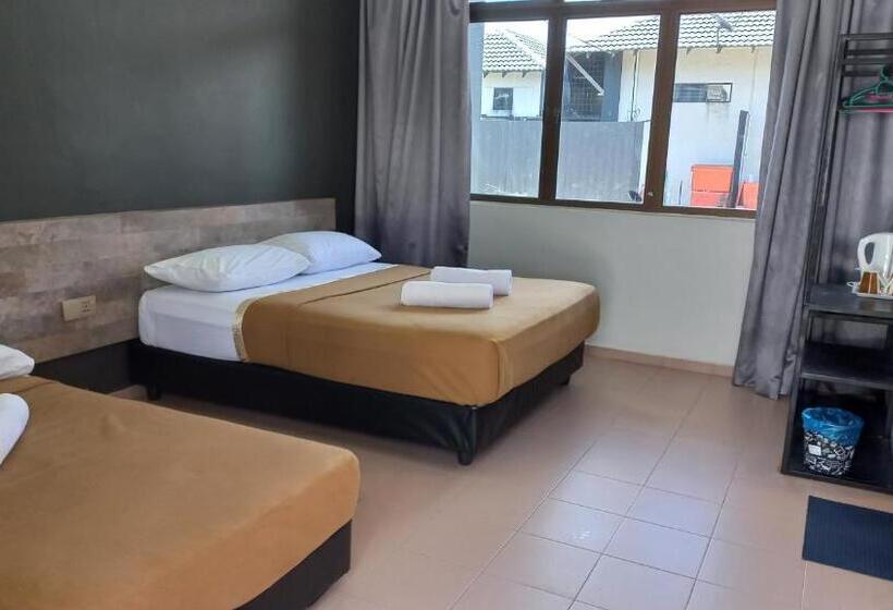 Трехместный Номер Стандарт Вид на Бассейн, Dlayaran Hotel & Cafe