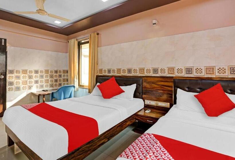 اتاق کلاسیک سه تخته, Oyo Flagship Hotel Pakeeza