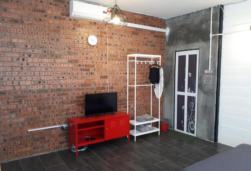 Трехместный Номер Стандарт Вид на Бассейн, Safar House & Cabin