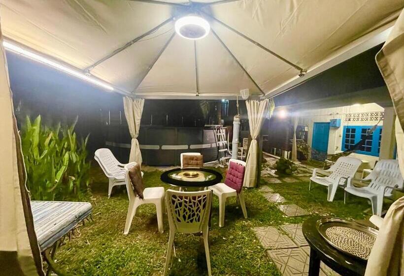 اتاق خانوادگی با چشم‌انداز باغ, Dar Yasmine Motel