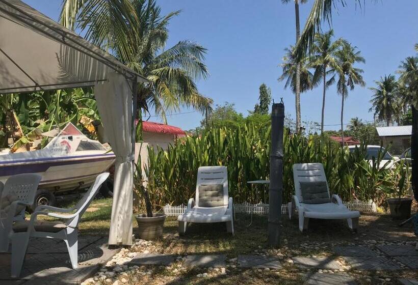 اتاق خانوادگی با چشم‌انداز باغ, Dar Yasmine Motel