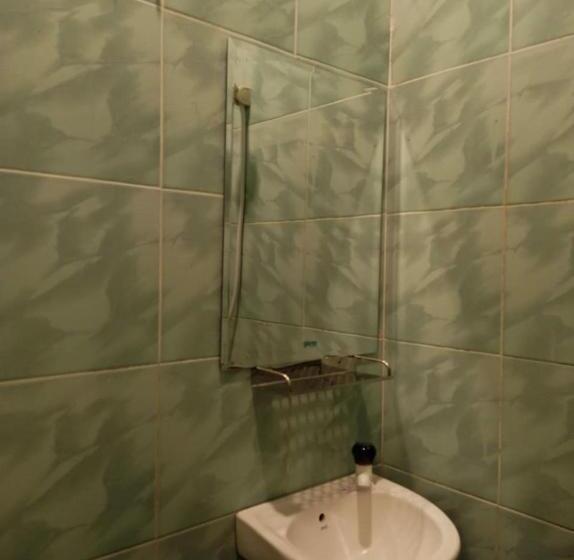 غرفة قياسية ثلاثية, Tai Wah