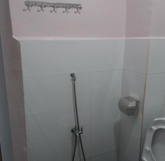 غرفة قياسية رباعية, Js Homestay Air Putih