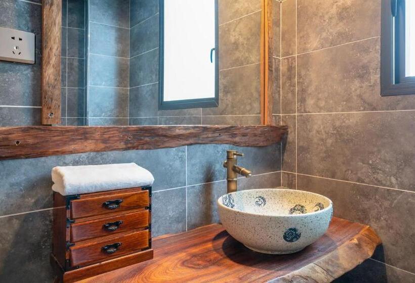 Superior Room King Size Bed, Ridge Inn