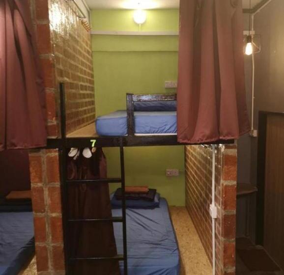 מיטה בחדר משותף, Riverbank Dungun Guesthouse & Cafe