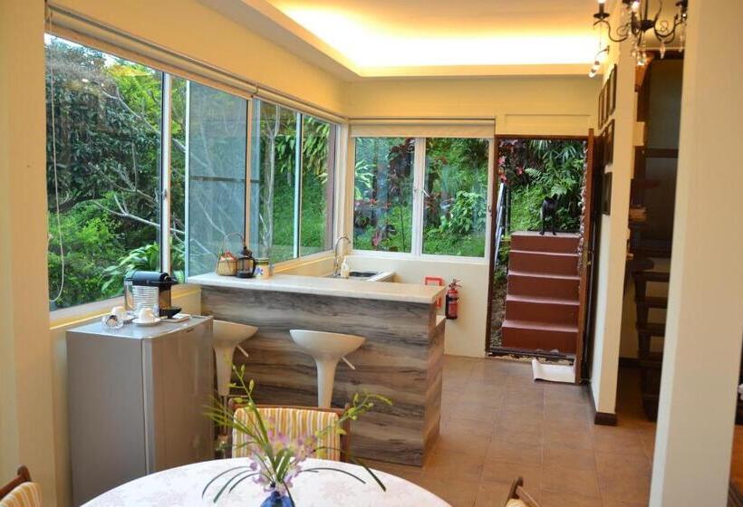 غرفة قياسية رباعية مطلة على البحر, Sinurambi Bed & Breakfast   Mills Residence