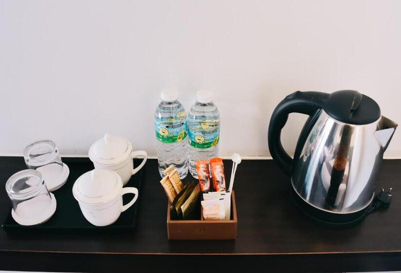 带大床的豪华间, J Suites