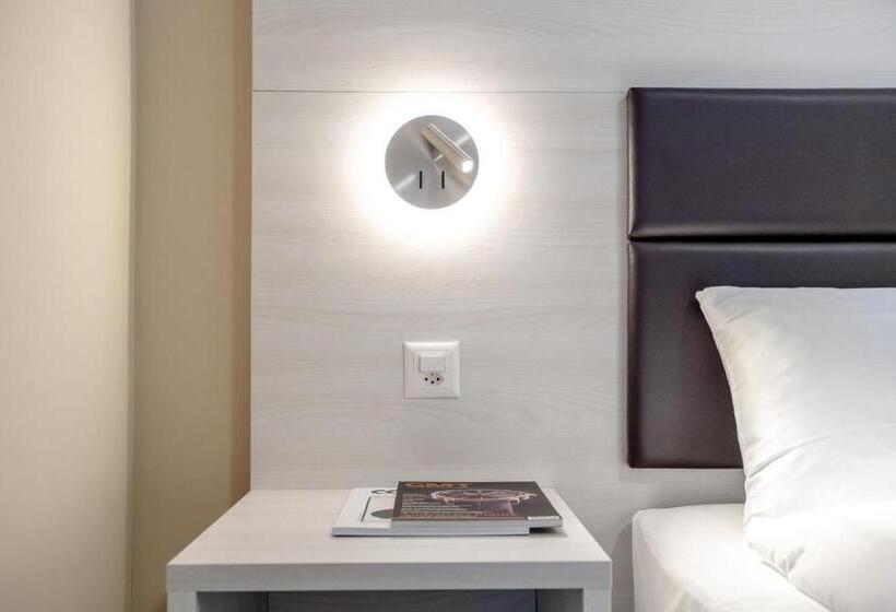 غرفة قياسية مزوَّدة بشُرفة, Miralago Locarno Easy Rooms