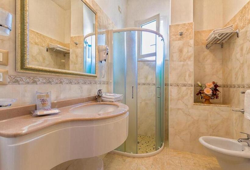 غرفة قياسية ثلاثية, Rosa Maria Elite