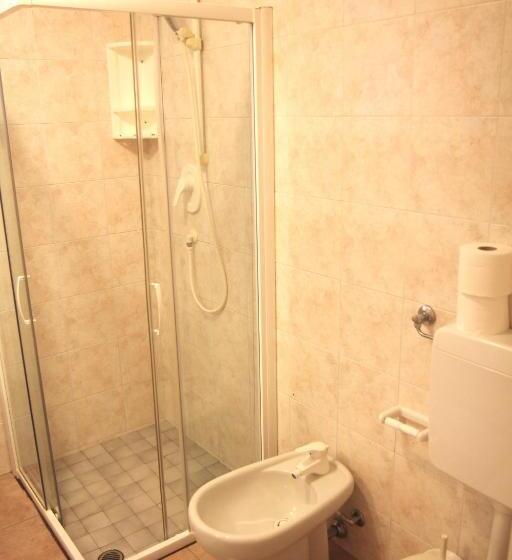 غرفة إقتصادية رباعية, Rosa Maria Elite