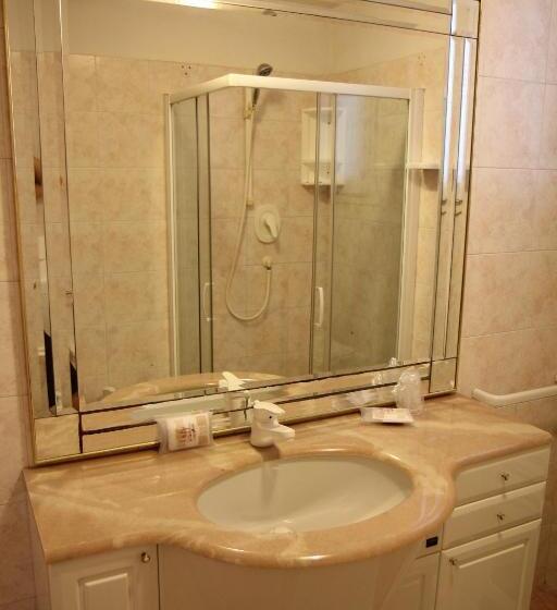 غرفة إقتصادية رباعية, Rosa Maria Elite