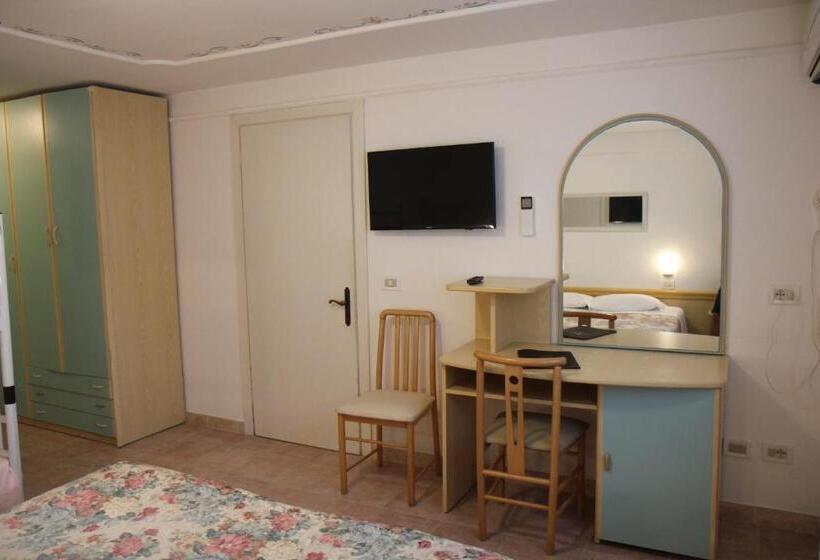 غرفة إقتصادية رباعية, Rosa Maria Elite