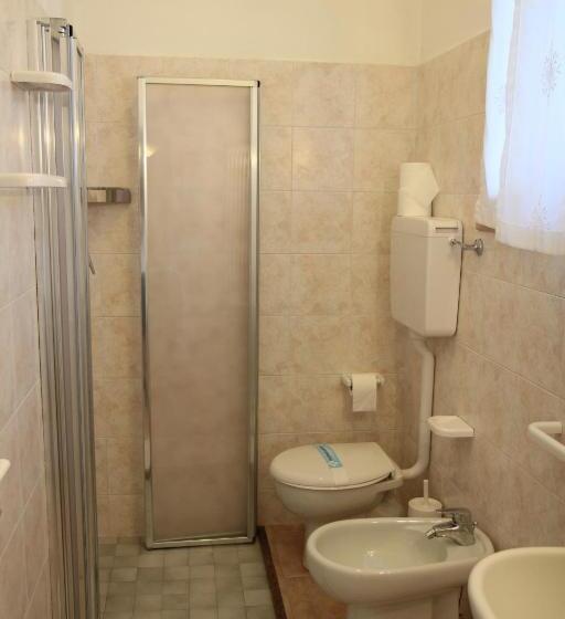 غرفة إقتصادية ثلاثية, Rosa Maria Elite