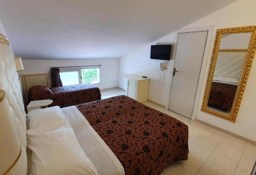 غرفة إقتصادية ثلاثية, Rosa Maria Elite