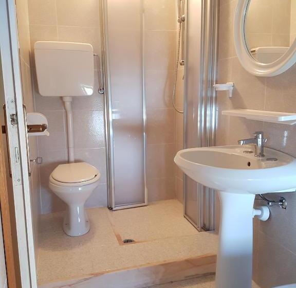 غرفة إقتصادية ثلاثية, Rosa Maria Elite