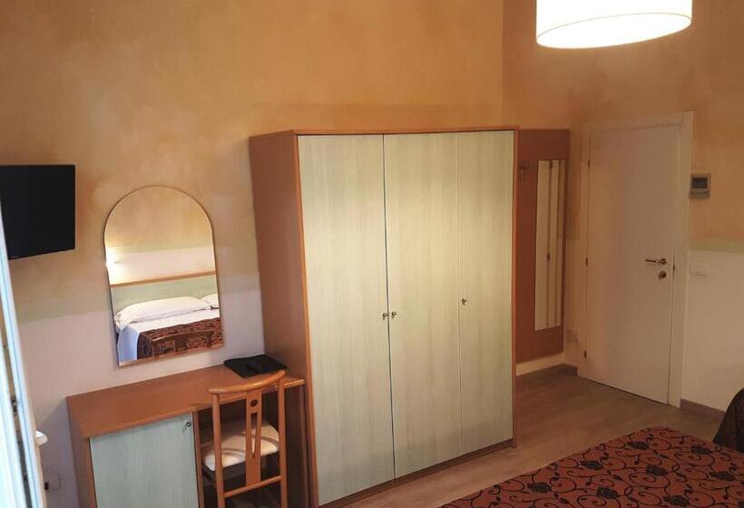 غرفة عائلية, Rosa Maria Elite