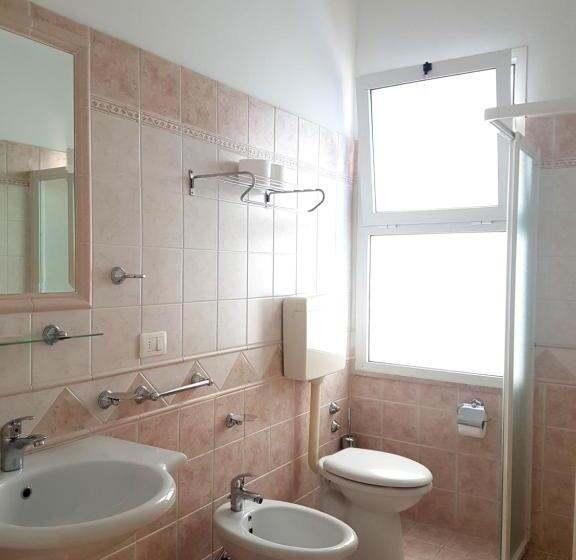 غرفة عائلية, Rosa Maria Elite