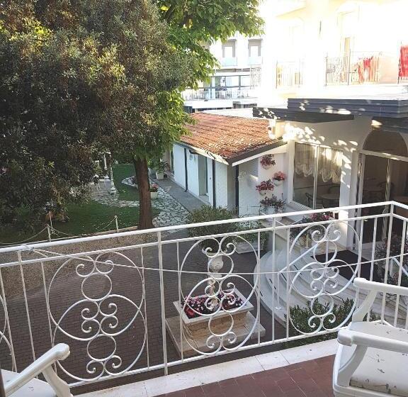 غرفة عائلية, Rosa Maria Elite