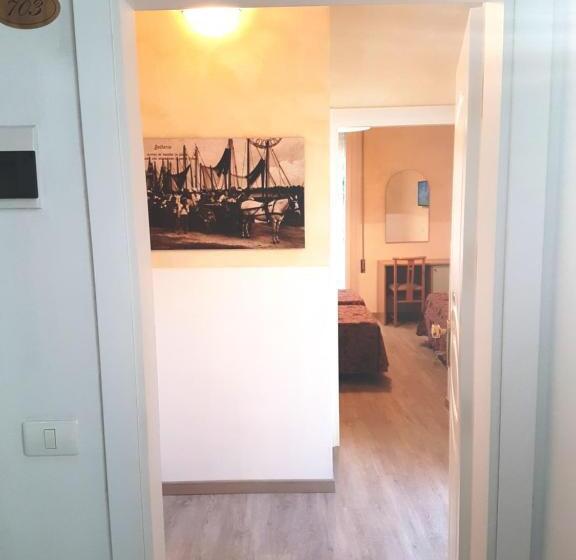 غرفة عائلية, Rosa Maria Elite