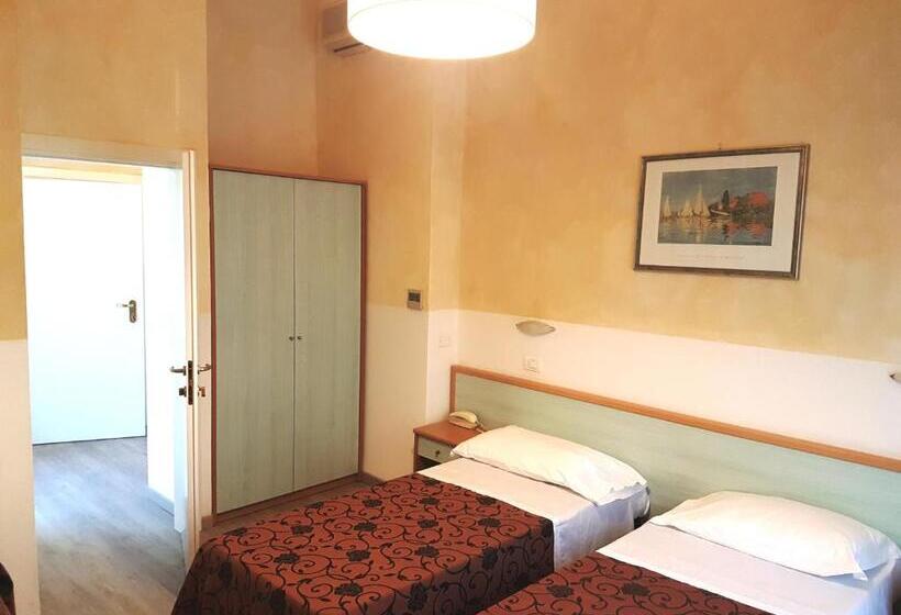 غرفة عائلية, Rosa Maria Elite