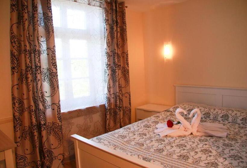 اتاق خانوادگی, Viona