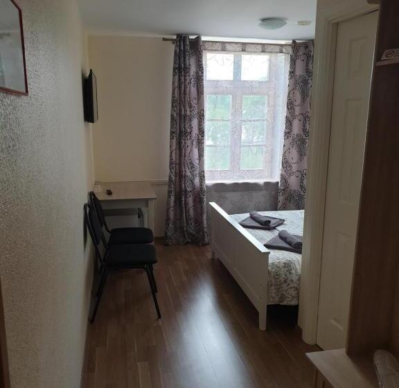 اتاق عادی, Viona