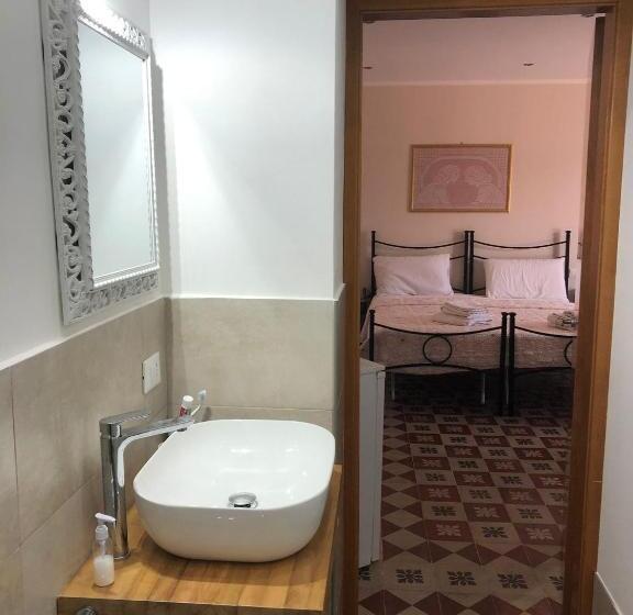 اتاق خانوادگی, B&b Siciliantica