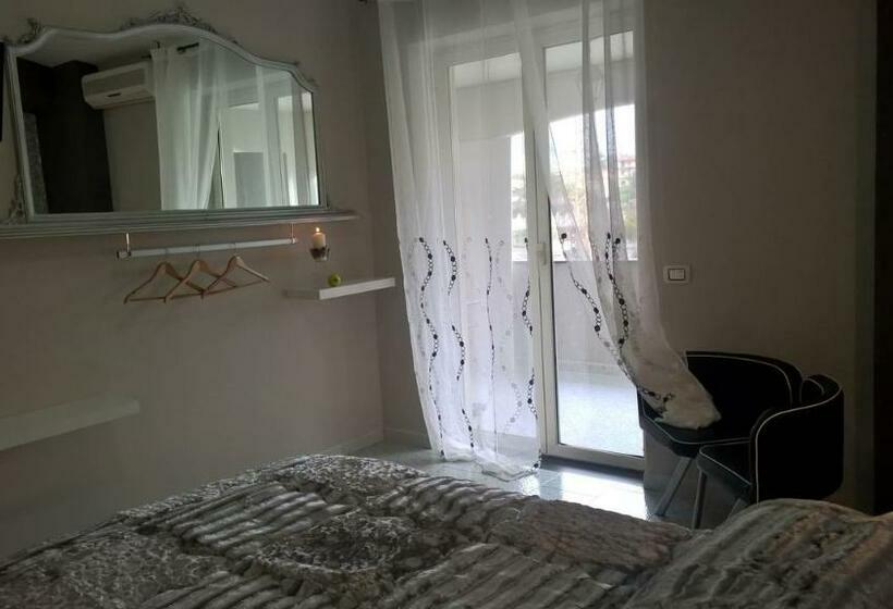 اتاق لوکس با بالکن, Pompei Boutique Inn