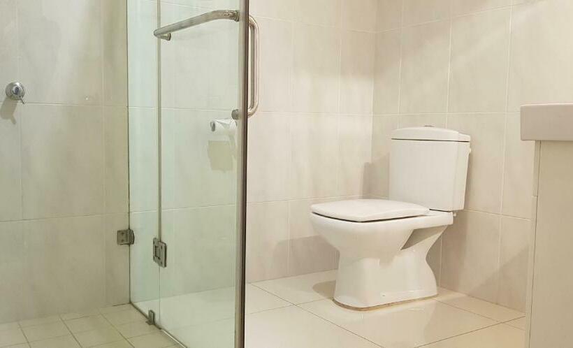 חדר בסיסי, The Grand Motel