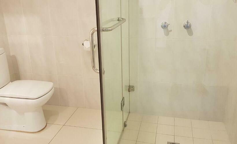 חדר בסיסי, The Grand Motel