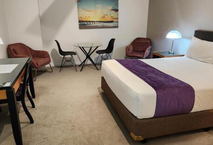 חדר סטנדרט עם מיטת קווין, The Grand Motel