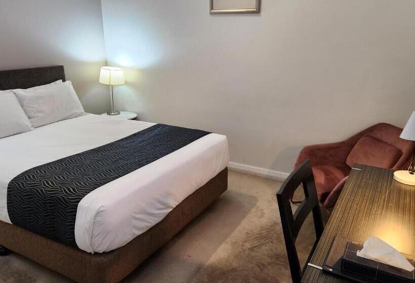 חדר בסיסי, The Grand Motel