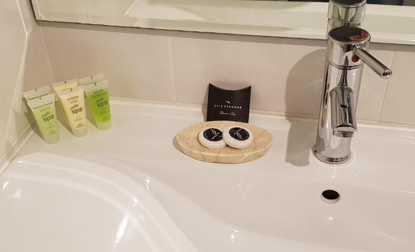 סוויטה משפחתית, The Grand Motel