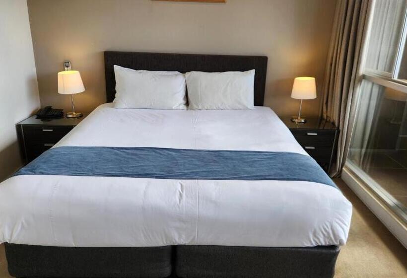 סוויטה משפחתית, The Grand Motel