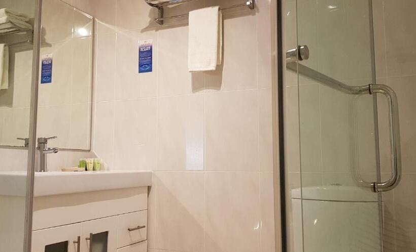 חדר סטנדרט, The Grand Motel