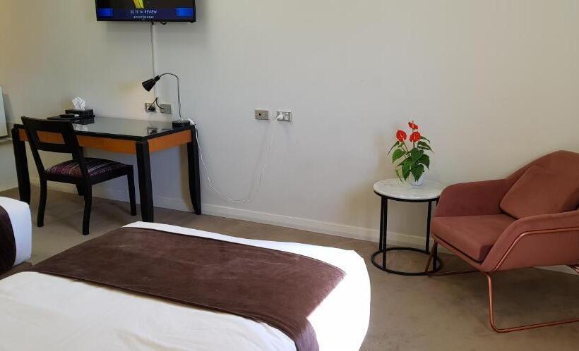 חדר סטנדרט, The Grand Motel