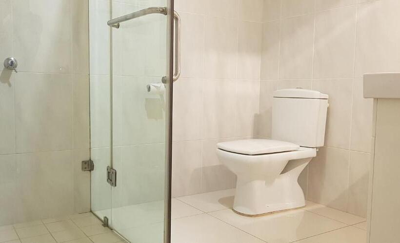 חדר סטנדרט, The Grand Motel