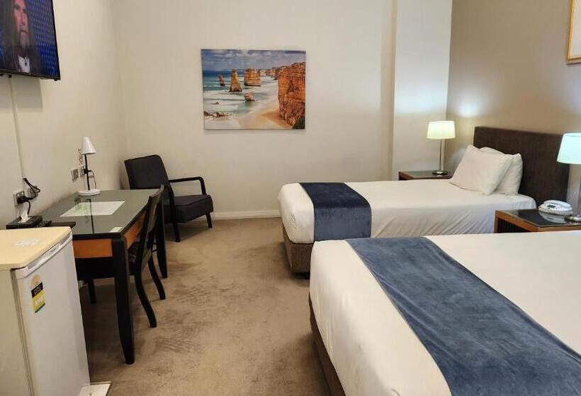 חדר סטנדרט, The Grand Motel