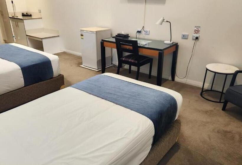 חדר סטנדרט, The Grand Motel